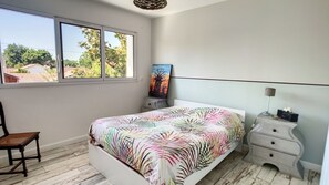 4 habitaciones, escritorio y tabla de planchar con plancha 