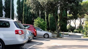 Estacionamento sem manobrista (sujeito a cobrança): EUR 5 por diária