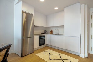 ثلاجة، ميكروويف، فرن، موقد طهي مسطح