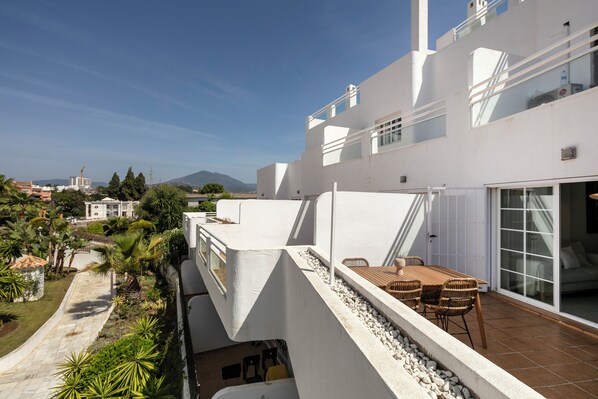 تناول الطعام بالخارج