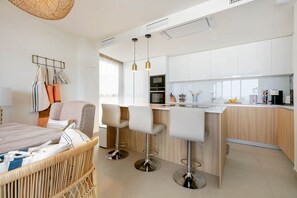 Jääkaappi, mikroaaltouuni, uuni, liesi