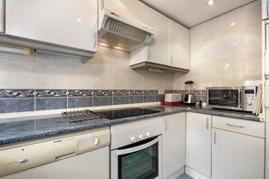 Frigorífico, microondas, horno y placa de cocina