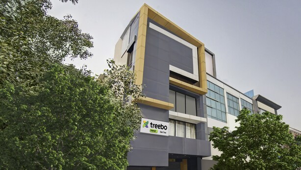 Un bâtiment moderne avec une enseigne indiquant « Treebo Trend Oak Tree ».