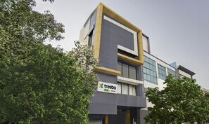 Un edifici modern amb un cartell de 'treebo trend Oak Tree'.