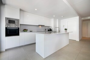 Een koelkast, een magnetron, een oven, een kookplaat