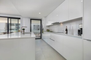 Jääkaappi, mikroaaltouuni, uuni, liesi