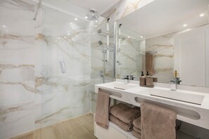Baignoire, sèche-cheveux, serviettes fournies, savon