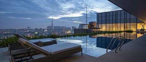 Outdoor pool, an infinity pool