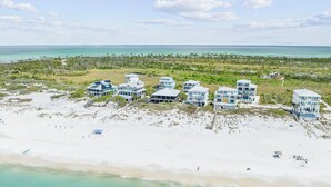 Ein Küstenhotel mit mehreren Gebäuden, einem Strand und Blick auf den Ozean.