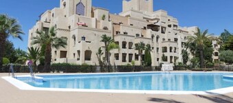 GROUND FLOOR 100M FROM THE BEACH GARDEN VIEWS