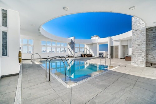 Wood Summer 2B W/Parking, Wifi & View.