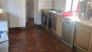 Een oven, een vaatwasser