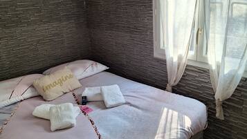 2 slaapkamers, een bureau, reisbedje, gratis wifi