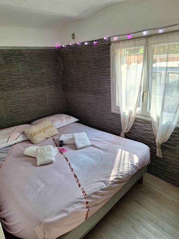 2 slaapkamers, een bureau, reisbedje, gratis wifi