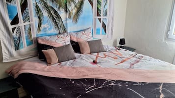 2 室のベッドルーム、デスク、旅行用ベビーベッド、WiFi (無料)