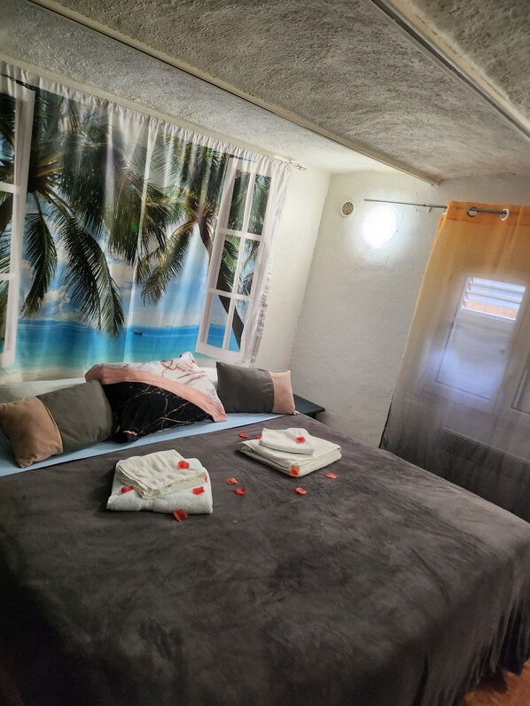 2 soverom, skrivebord, reiseseng for barn og wi-fi (inkludert)