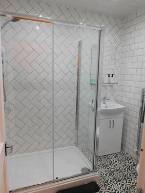 Bruser, hårtørrer, håndklæder, Shampoo