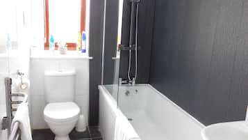 Een bad, een haardroger, handdoeken