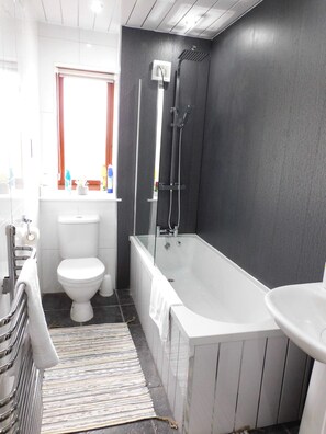 Baignoire, séchoir à cheveux, serviettes fournies