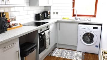 Een koelkast, een magnetron, een oven, een kookplaat