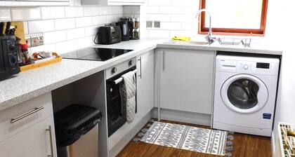 Charming 2 bed apt close to City and SEC/Hydro