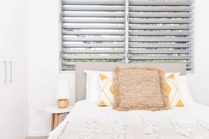 3 bedrooms, desk, iron/ironing board, free WiFi - Magnolia Beach House (Casuarina)