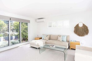TV, offices - Magnolia Beach House (Casuarina)