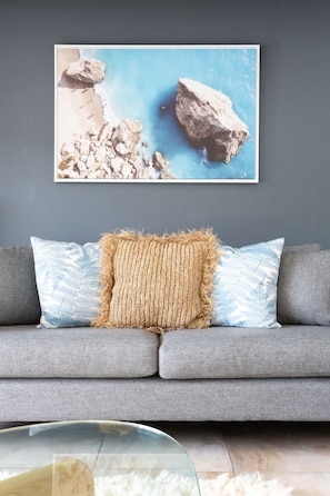 TV, offices - Magnolia Beach House (Casuarina)