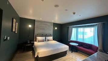 Deluxe Room | 1 bedroom, minibar, in-room safe, desk