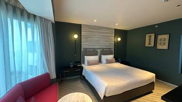 Deluxe Suite | Minibar, in-room safe, desk, laptop workspace