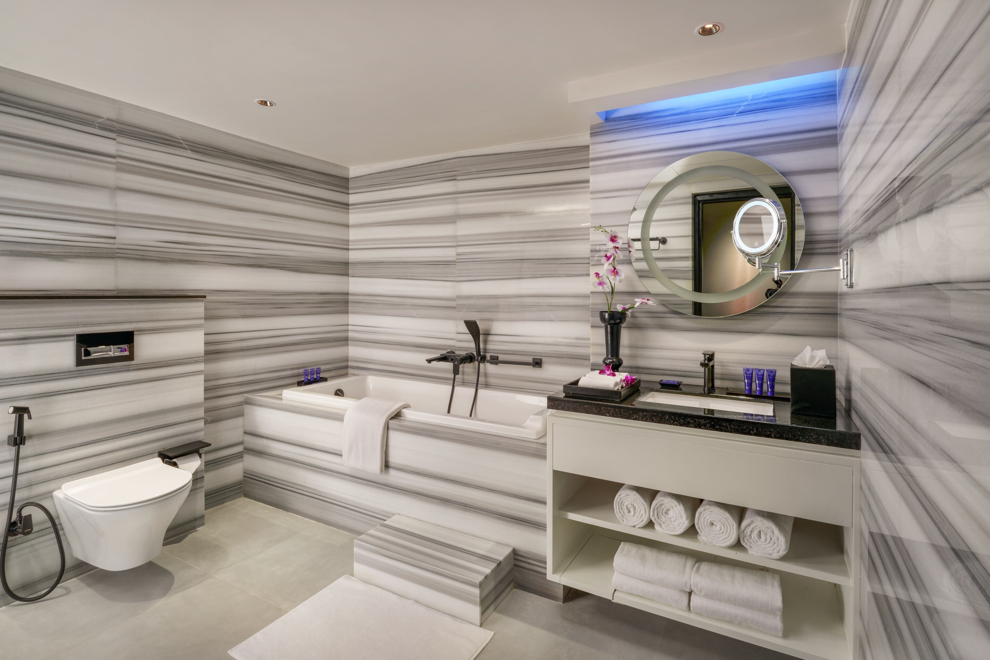 Suite – deluxe | Bad | Regndusjhode, hårføner, badekåper og tøfler