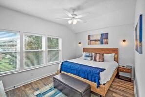 4 habitaciones, escritorio y tabla de planchar con plancha 