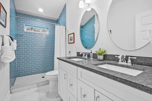 Bathtub, hair dryer, towels - Pool + Spa, Downtown, by Beach, FOY, Add Golf Cart (St. Augustine)