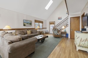 TV connectée, lecteur de DVD, livres