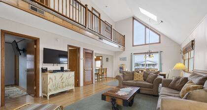 Spacious 3 bedroom cottage- 4 minute walk to the beach!