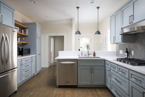 Réfrigérateur, four à micro-ondes, un four, surface de cuisson