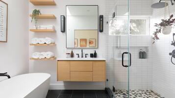 Ensemble douche/baignoire, sèche-cheveux, serviettes fournies, savon