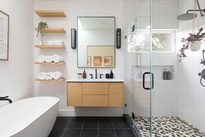 Bañera con ducha, secador de pelo, toallas, jabón