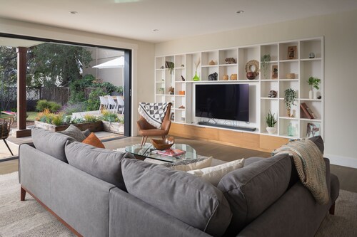 Elegant & Luxe 5BR Escape w/ Tiki Barn - Close to SF & Minutes to Piedmont/Grand