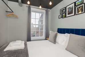 2 habitaciones, tabla de planchar con plancha, wifi y ropa de cama