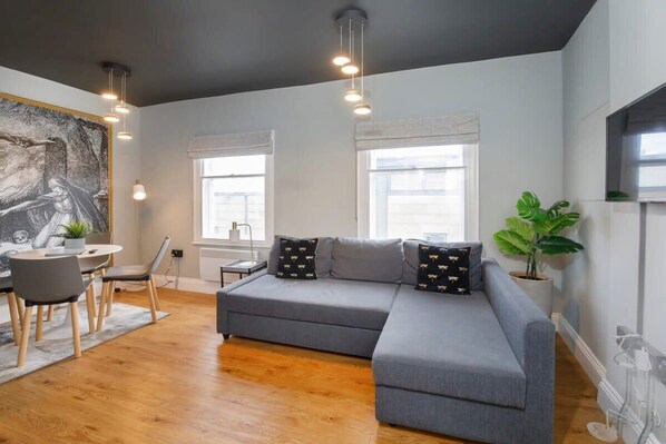 TV - Bateman, modern City centre apartment sleeps 6 (York)