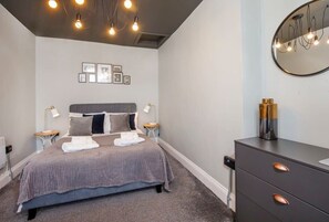 2 bedrooms, iron/ironing board, WiFi, bed sheets - Bateman, modern City centre apartment sleeps 6 (York)