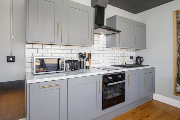 Refrigerador, microondas, horno, placa de cocina
