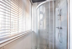 Badewanne, Haartrockner, Handtücher, Seife