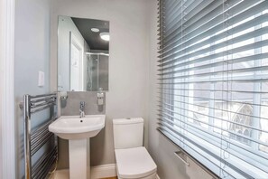 Shower, hair dryer, towels, soap - Turpin Quarter city centre apartment, sleeps 6 (York)