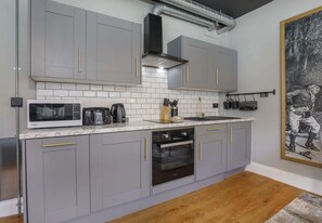 ثلاجة، ميكروويف، فرن، موقد طهي مسطح