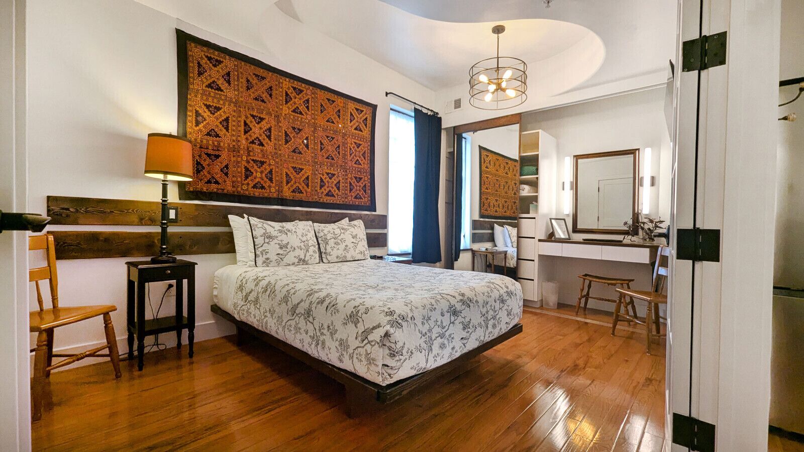 1 sovrum, skrivbord, strykjärn/strykbräda och resesäng