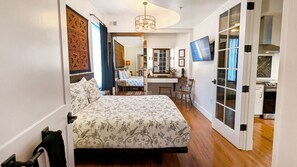 1 غرفة نوم ومكتب ومكواة/لوح كي وسرير سفر