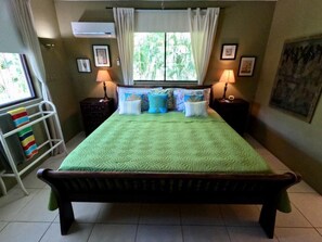 4 sovrum, värdeförvaringsskåp på rummet och skrivbord