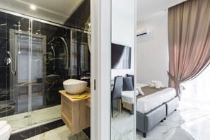 Shower, rainfall showerhead, hair dryer, bathrobes - Hotel sant'Angelo Palace (Naples)